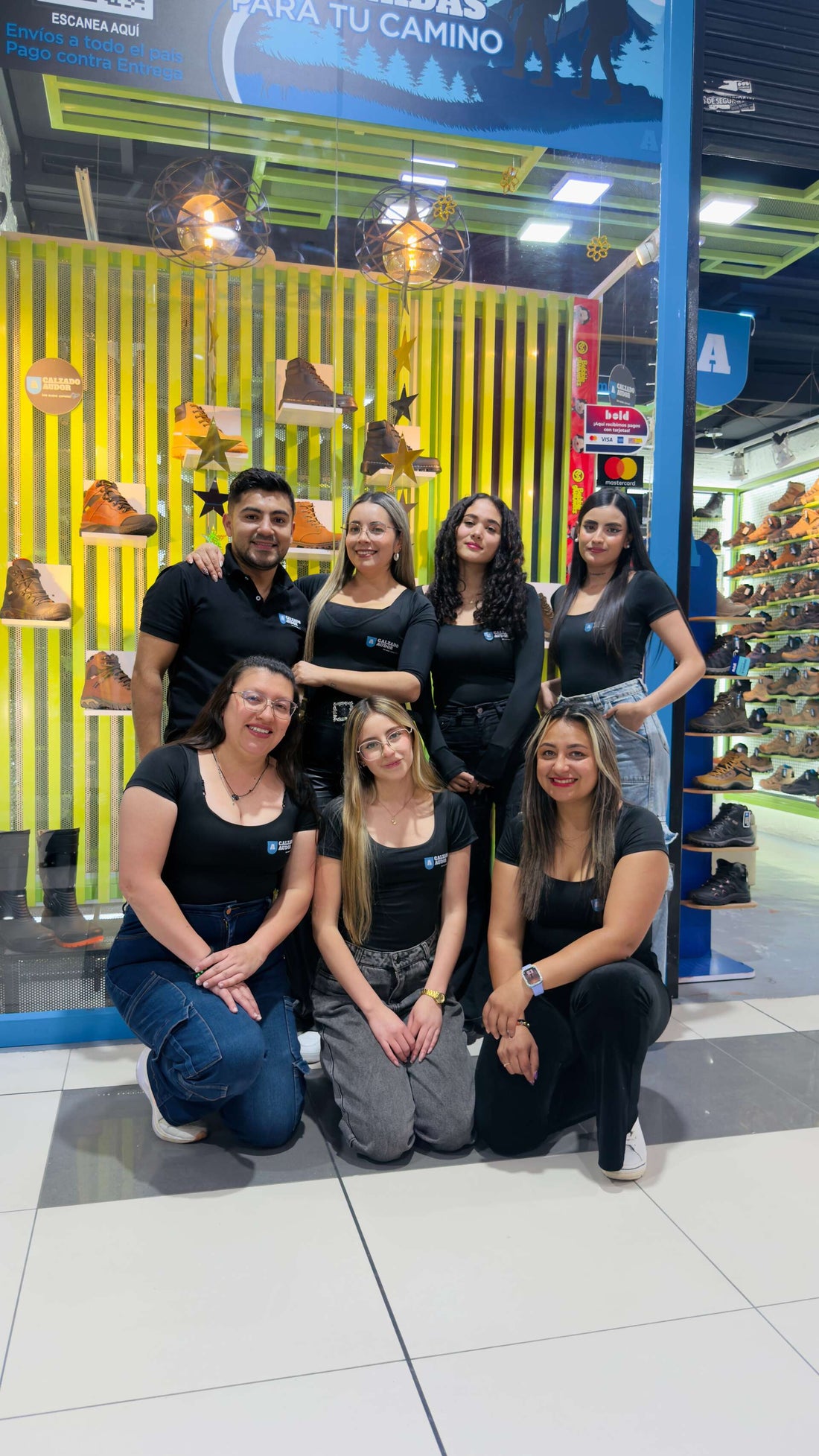 El equipo de Calzado Audor en el local del Centro Comercial Visto, Bogotá